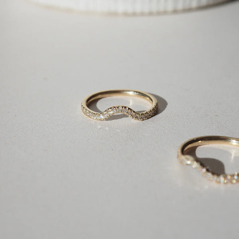 Curved Style VVS1 Moissnaite Round Cut Wedding Band