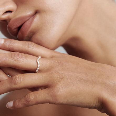 Curved Style VVS1 Moissnaite Round Cut Wedding Band