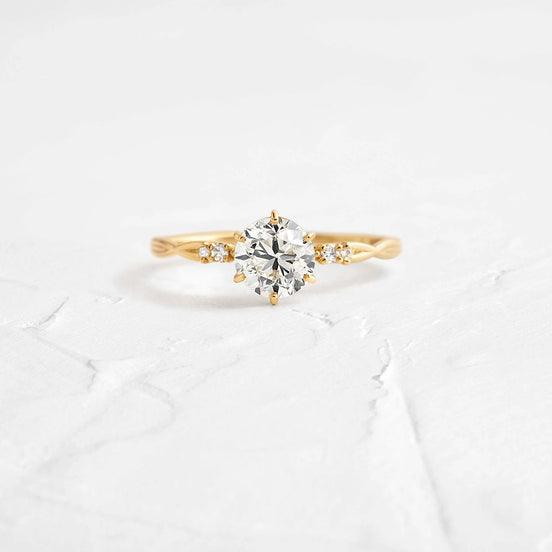 Moissanite VVS1 Twisted Round Cut Wedding Ring