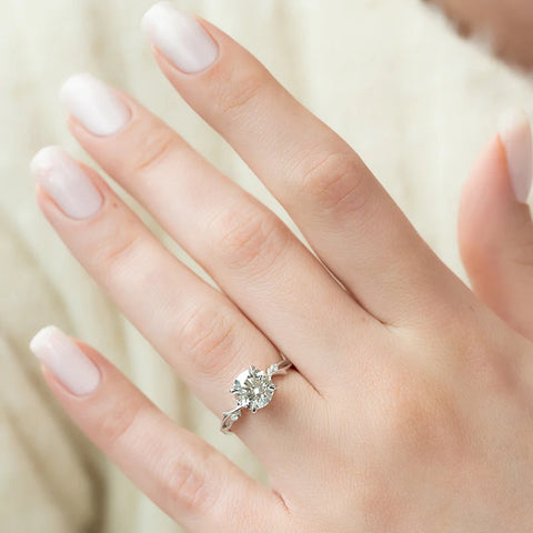 VVS1 Clarity Moissanite Round Cut Unique Style Engagement Ring