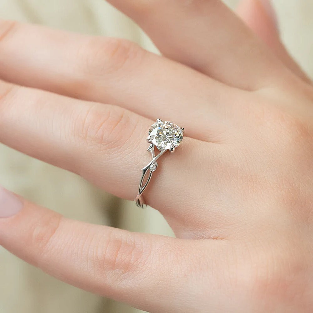 VVS1 Clarity Moissanite Round Cut Unique Style Engagement Ring