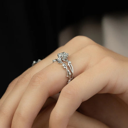 VVS1 Clarity Moissanite Round Cut Unique Style Engagement Ring