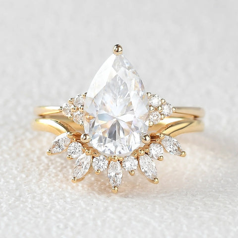 Side Accent Pear Cut D Color Moissanite Wedding Ring Set