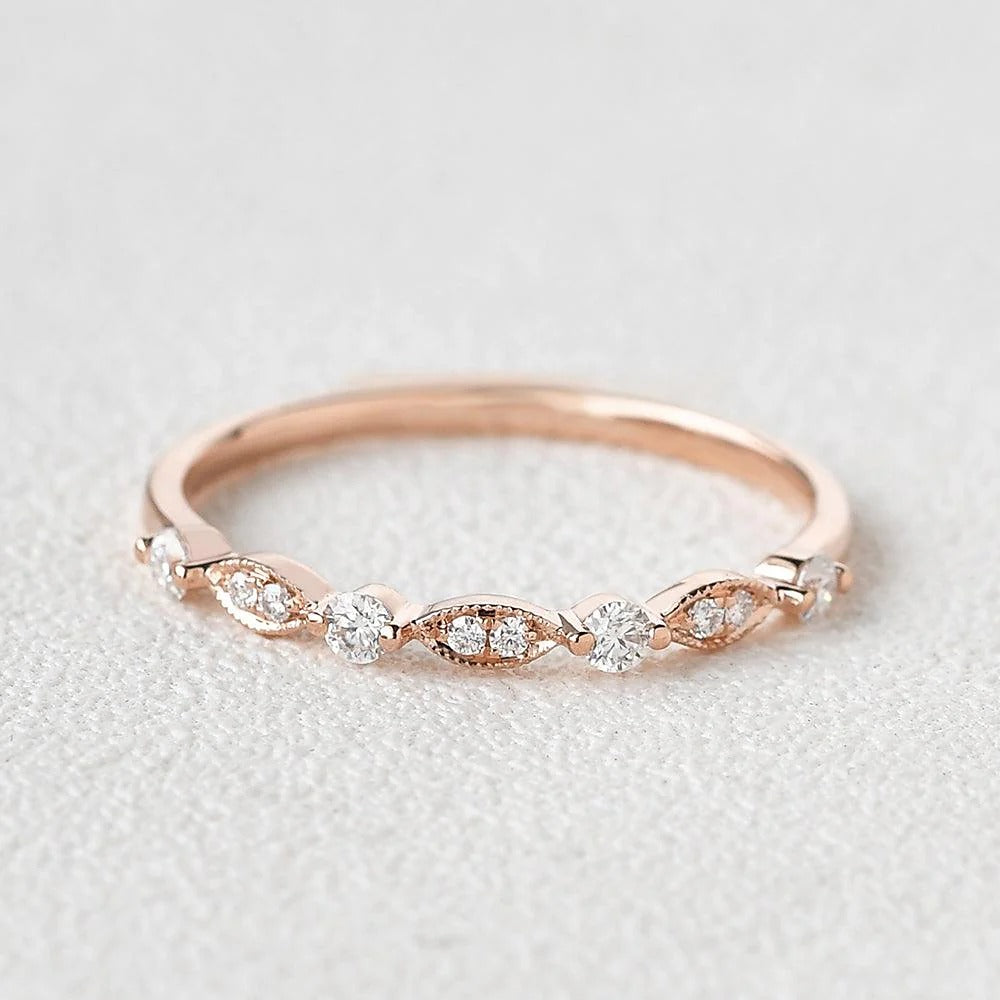 VVS1 Moissanite Round Cut Unique Style Band For Her