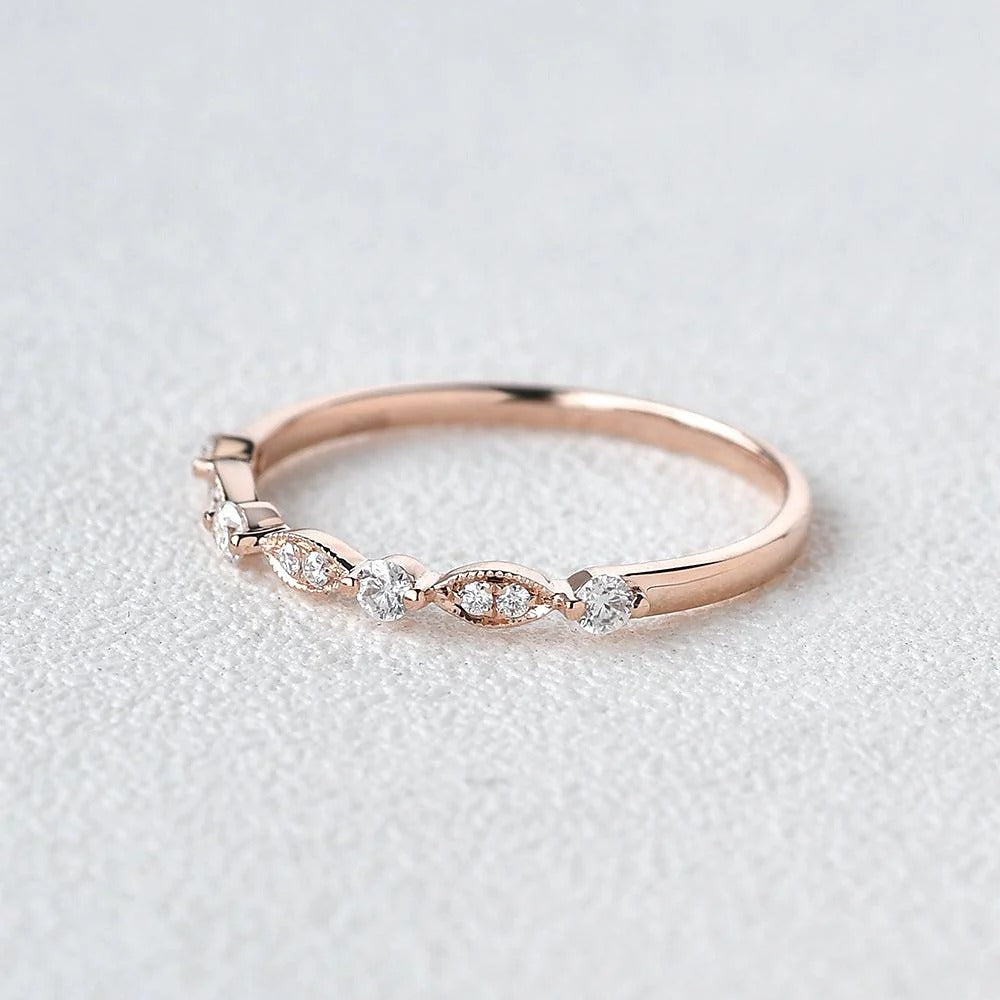 VVS1 Moissanite Round Cut Unique Style Band For Her