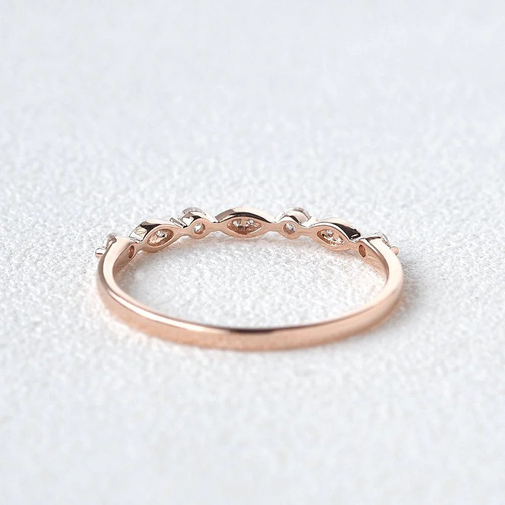 VVS1 Moissanite Round Cut Unique Style Band For Her