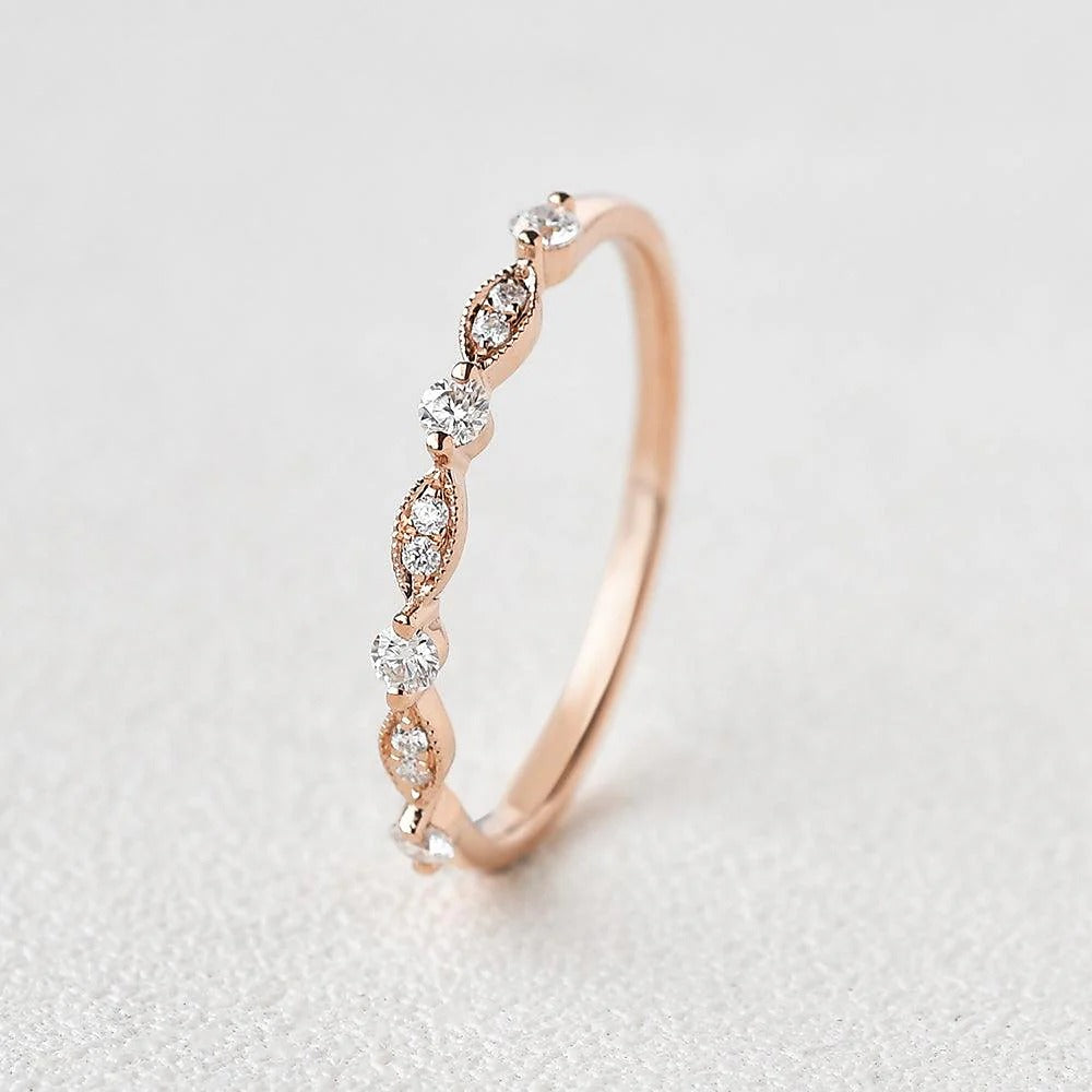 VVS1 Moissanite Round Cut Unique Style Band For Her