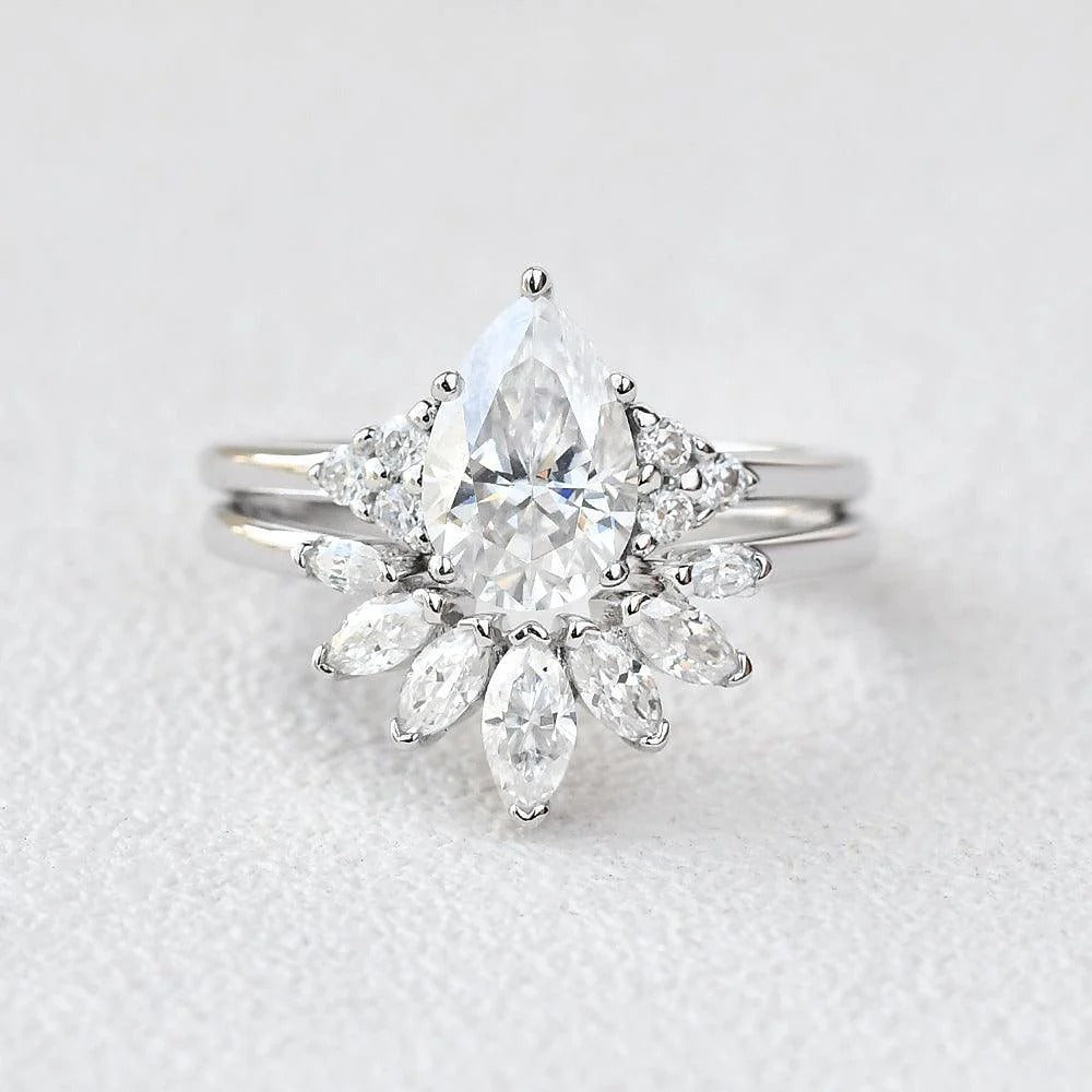 VVS1 Clarity Moissanite Pear Cut Side Accent Bridal Ring Set