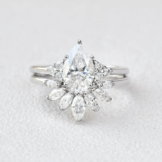 VVS1 Clarity Moissanite Pear Cut Side Accent Bridal Ring Set