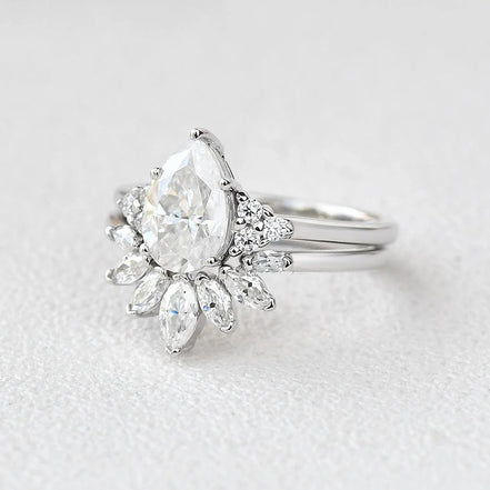 VVS1 Clarity Moissanite Pear Cut Side Accent Bridal Ring Set