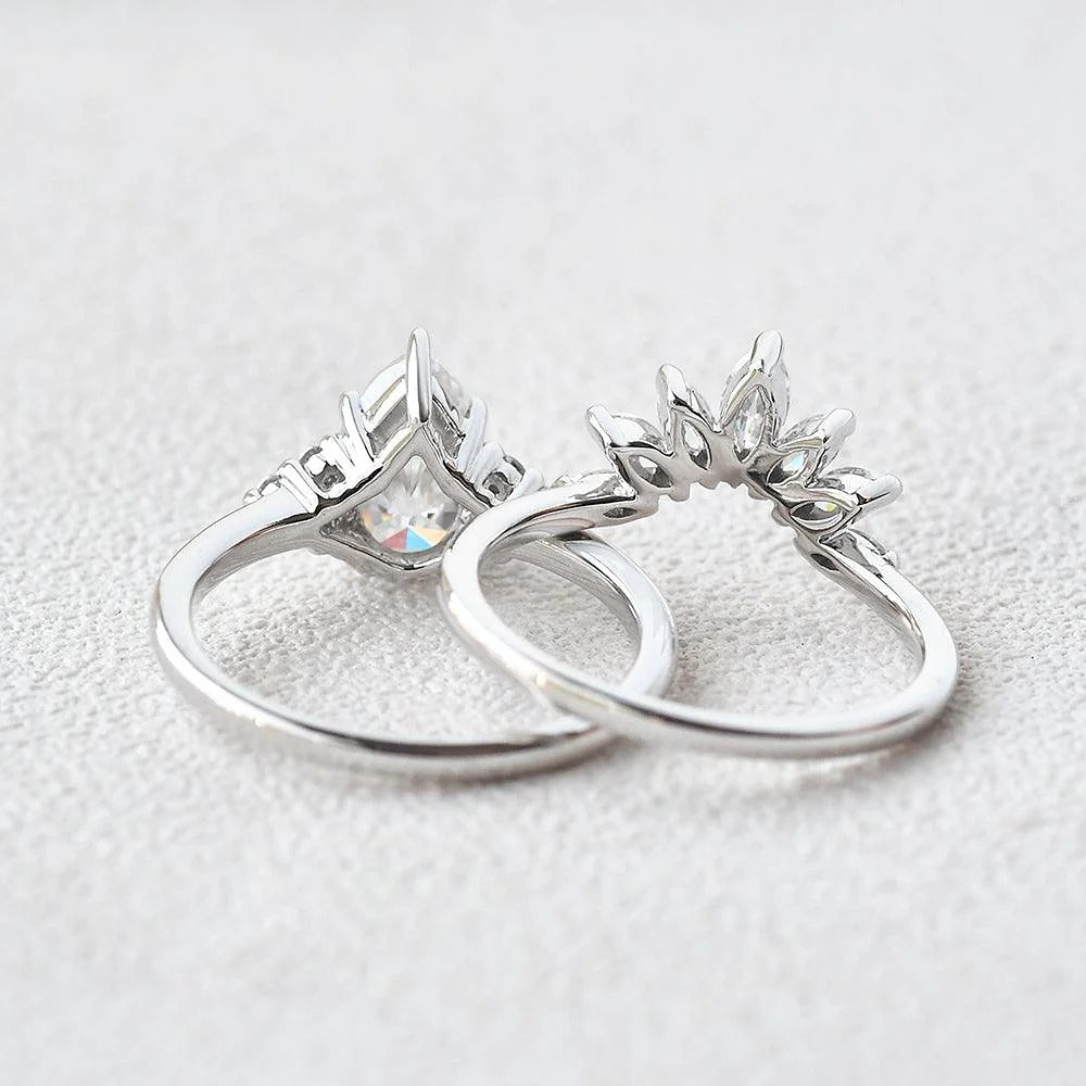 VVS1 Clarity Moissanite Pear Cut Side Accent Bridal Ring Set