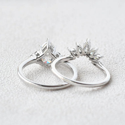 VVS1 Clarity Moissanite Pear Cut Side Accent Bridal Ring Set