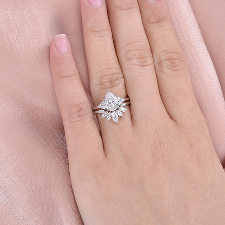 VVS1 Clarity Moissanite Pear Cut Side Accent Bridal Ring Set