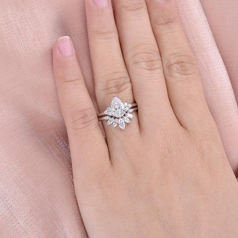 VVS1 Clarity Moissanite Pear Cut Side Accent Bridal Ring Set