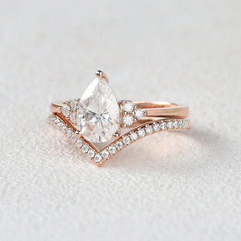 Side Accent Pear Cut Moissanite Wedding Ring Set For Women