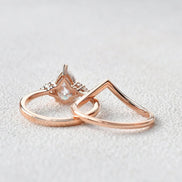 Side Accent Pear Cut Moissanite Wedding Ring Set For Women