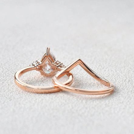 Side Accent Pear Cut Moissanite Wedding Ring Set For Women