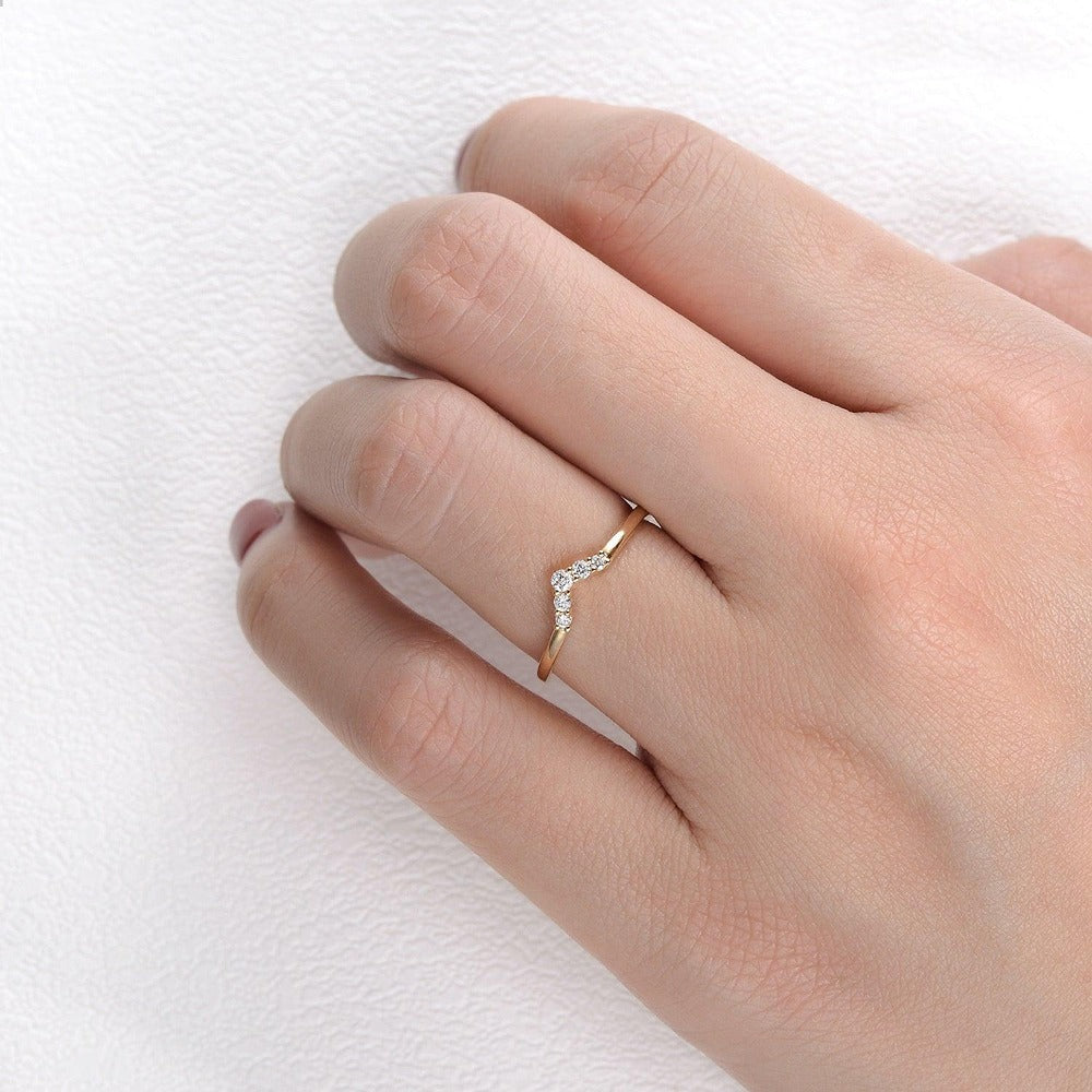 Moissanite Round Cut Chevron Shape Anniversary Gift For Her