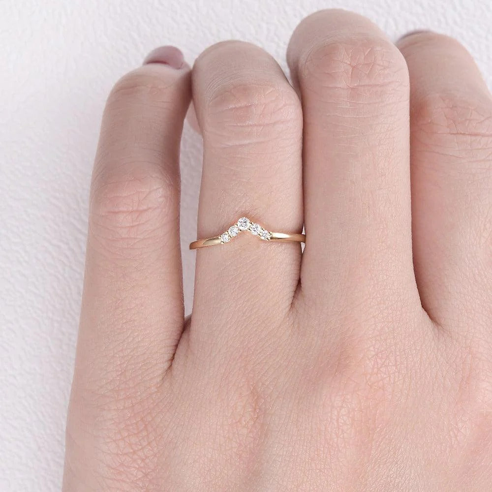 Moissanite Round Cut Chevron Shape Anniversary Gift For Her