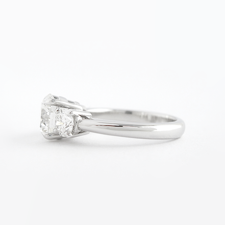 VVS1 Moissnaite Round Cut Three Stone Diamond Ring