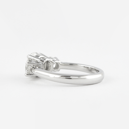 VVS1 Moissnaite Round Cut Three Stone Diamond Ring