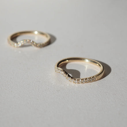 Curved Style VVS1 Moissnaite Round Cut Wedding Band