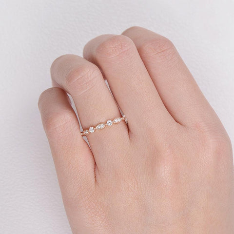 VVS1 Moissanite Round Cut Unique Style Band For Her